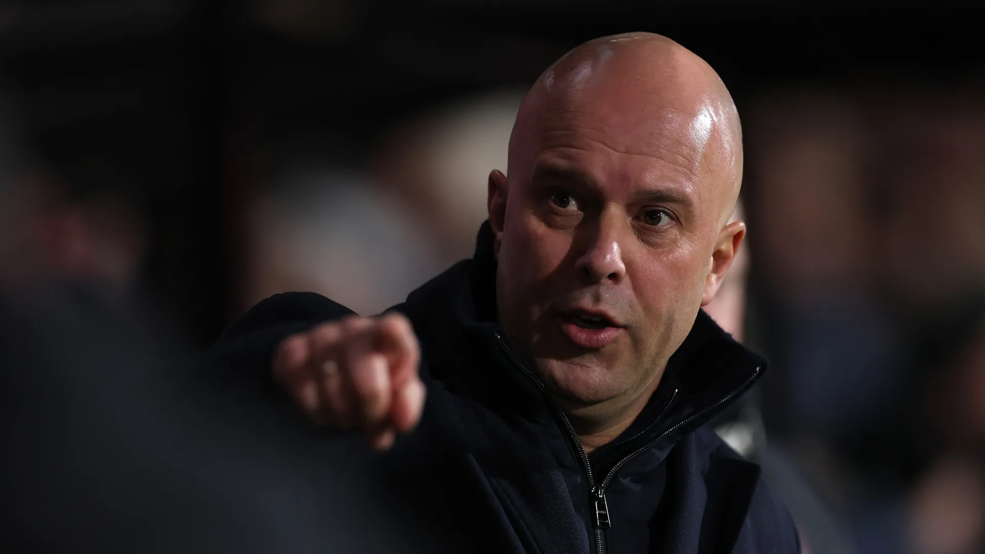 Arne Slot aponta para a frente durante partida do Liverpool