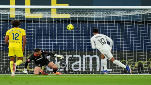 Mbappé, de pênalti, faz o seu segundo gol em Real Madrid x Villarreal – Alex Caparros/Getty Images