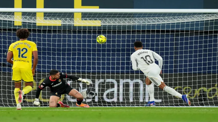 Mbappé, de pênalti, faz o seu segundo gol em Real Madrid x Villarreal - Alex Caparros/Getty Images