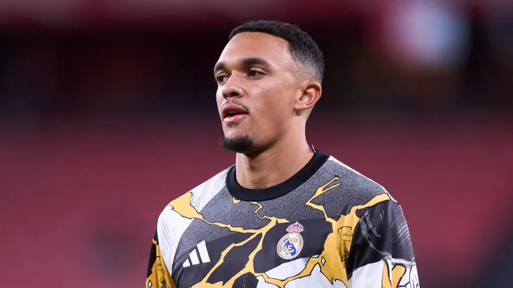 Alexanderr-Arnold voltou a treinar com o elenco do Real Madrid