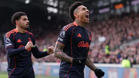 Igor Jesus (à direita) balançou as redes em jogo da Premier League