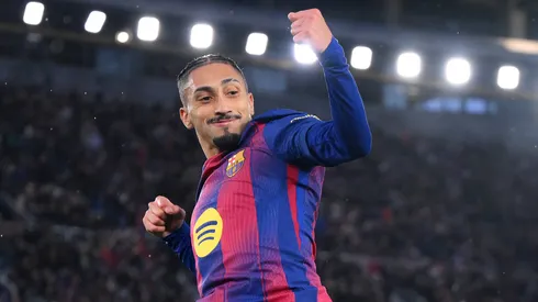 Raphinha comemora em Barcelona 3 x 0 Real Oviedo. (Foto: David Ramos/Getty Images)