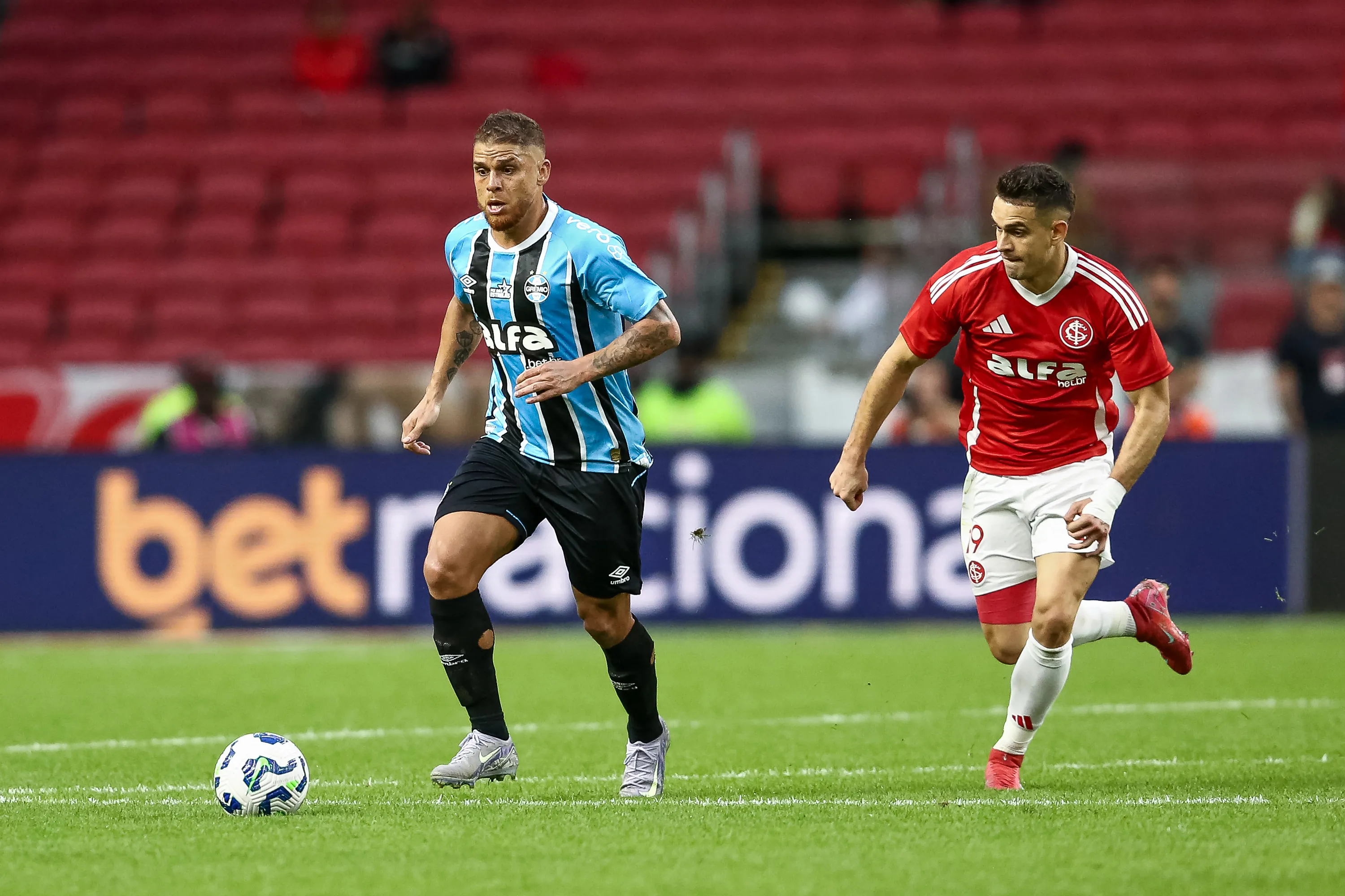 Gustavo Cuéllar em ação pelo Grêmio contra o Internacional. (Foto: Pedro H. Tesch/Getty Images)