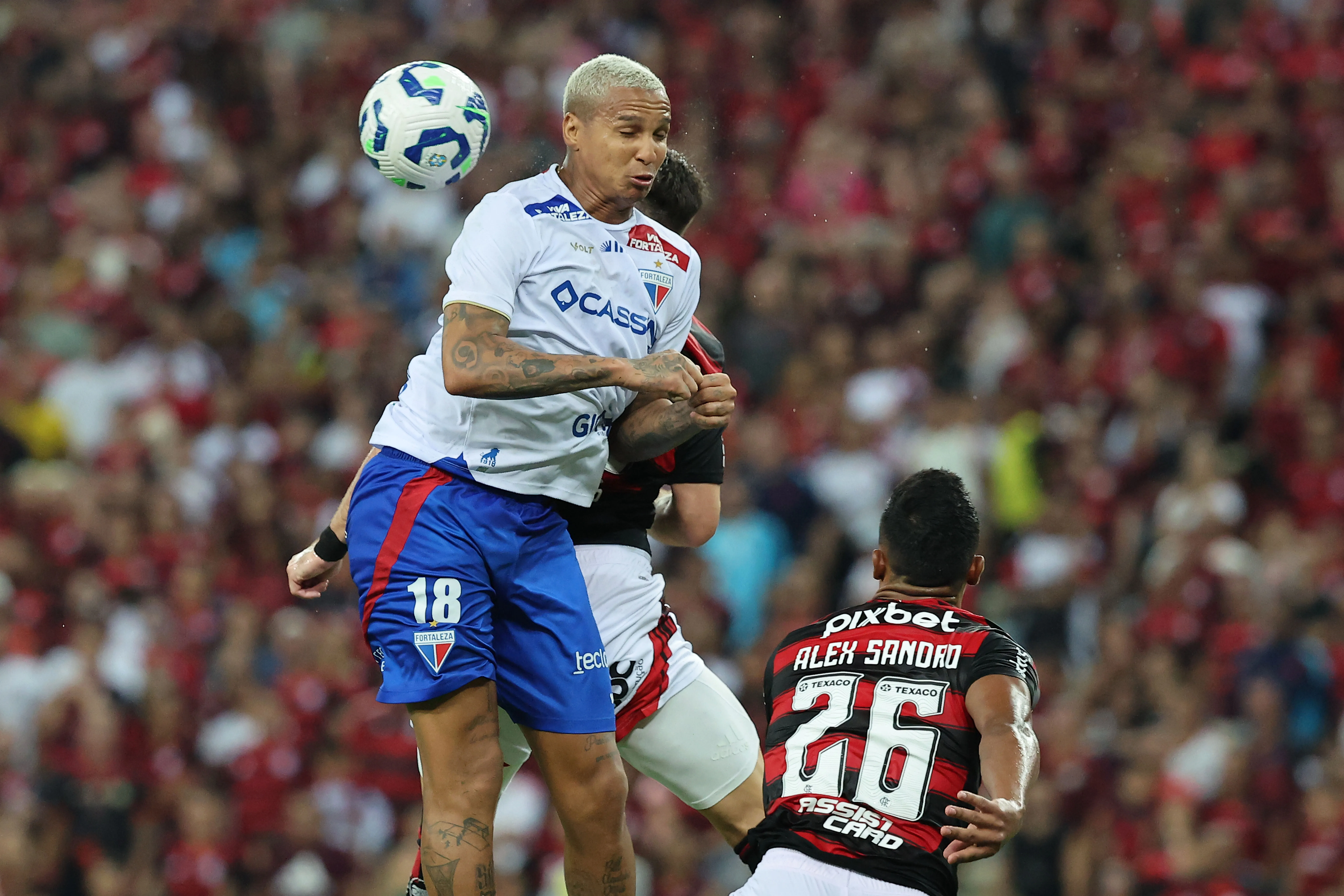 Deyverson em ação pelo Fortaleza contra o Flamengo. (Foto: Wagner Meier/Getty Images)