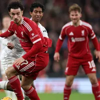 Tottenham não desiste de Curtis Jones, meia do Liverpool