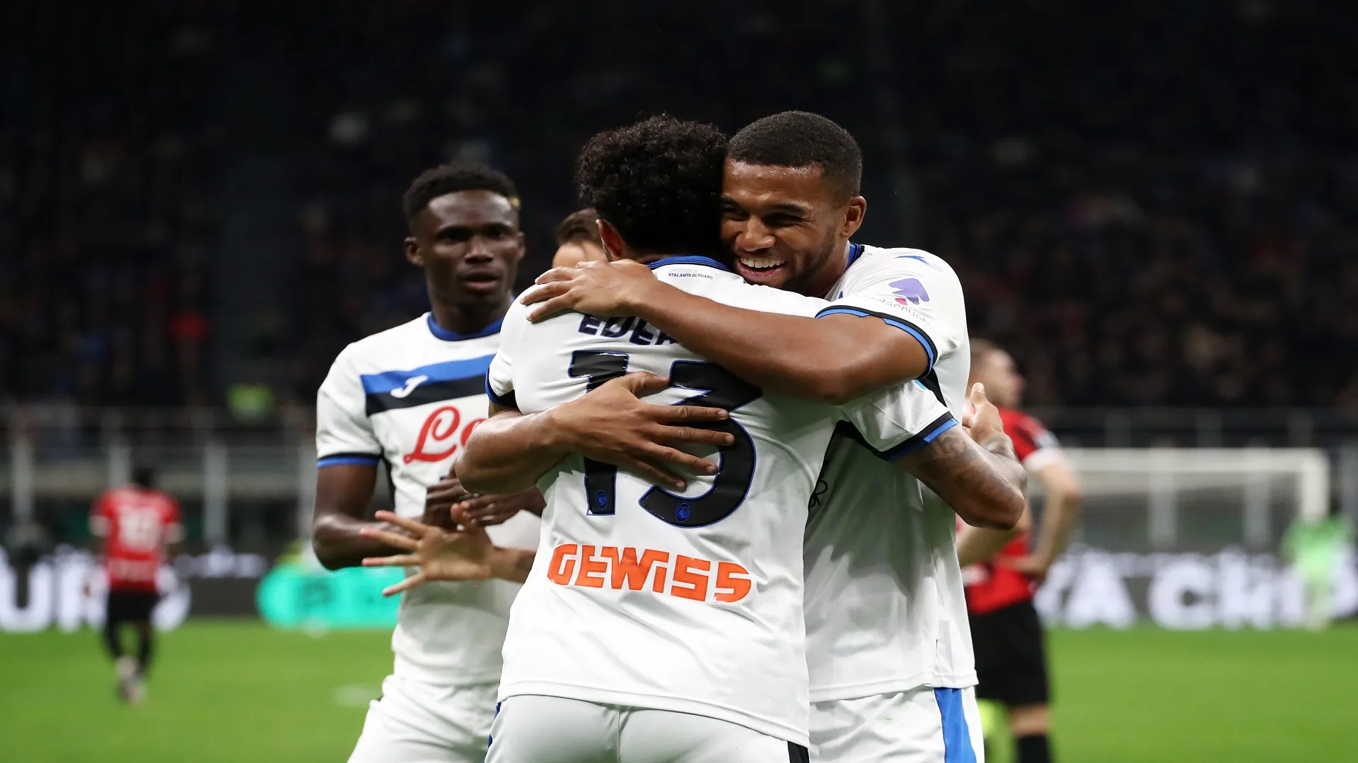 Éderson comemora, com companheiros, gol do Atalanta contra o Milan – Marco Luzzani/Getty Images