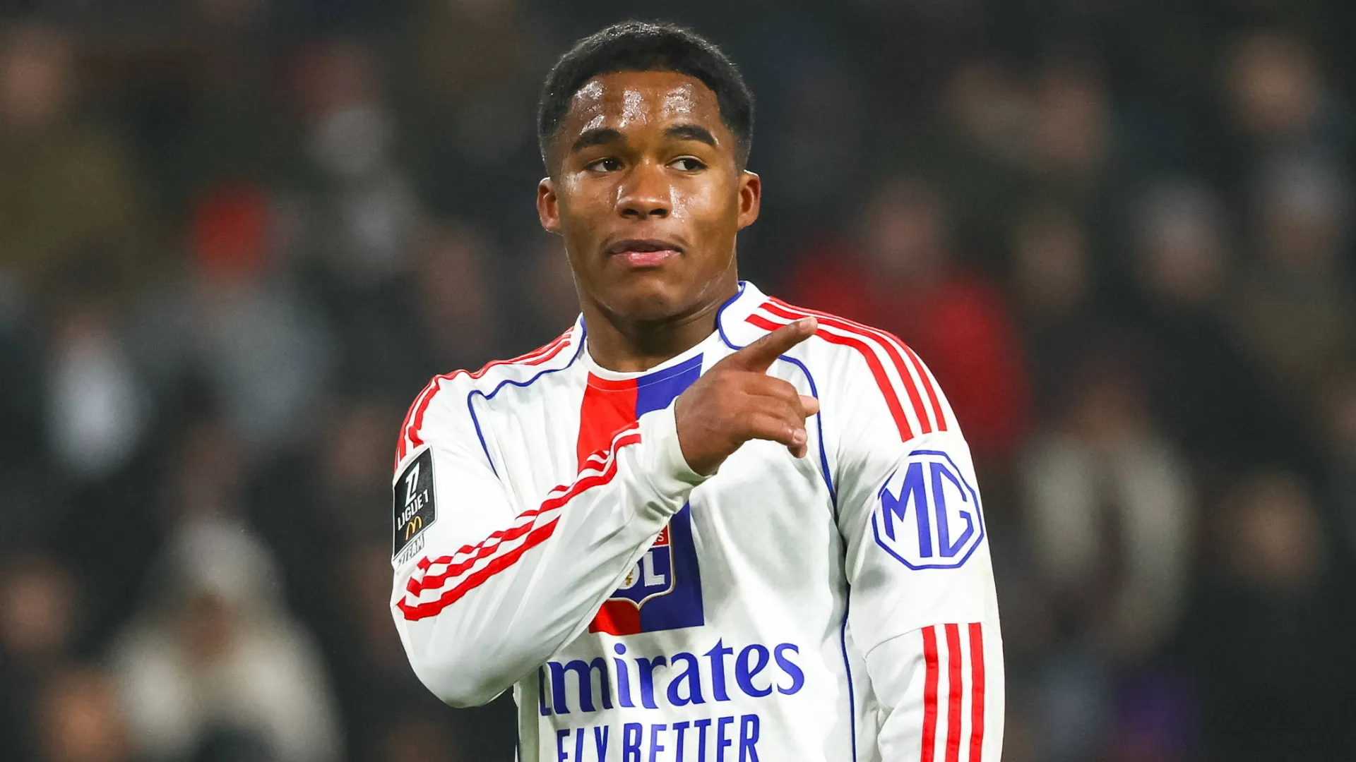 Endrick aponta para o lado durante partida do Lyon