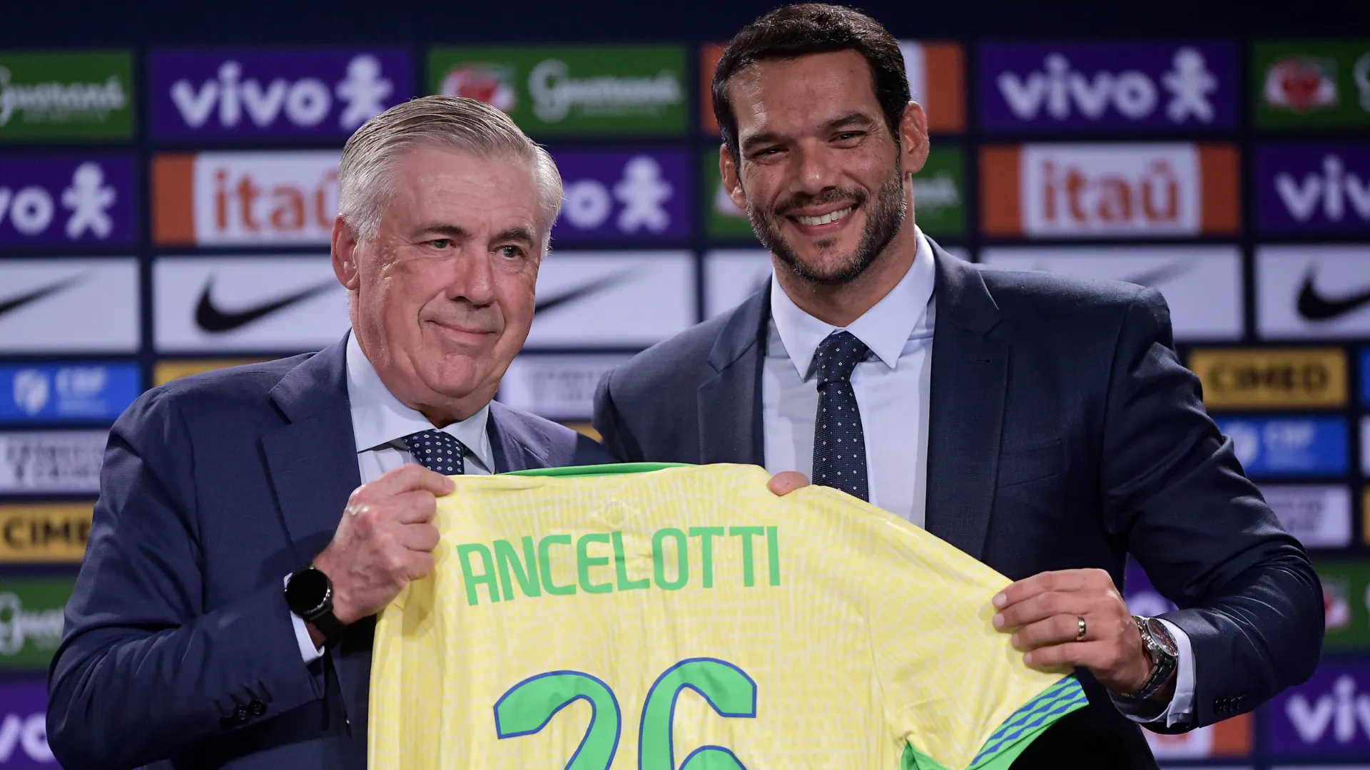 Carlo Ancelotti ao lado do presidente da CBF Samir Xaud