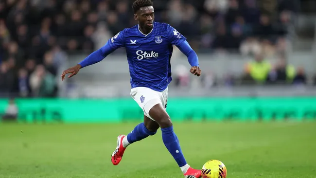 Tim Iroegbunam durante partida da Premier League. Foto: Matt McNulty/Getty Images