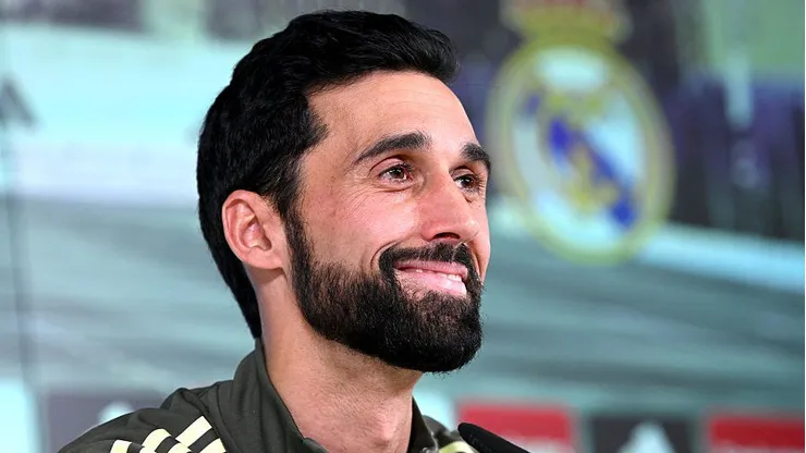 Real Madrid vê ambiente melhorar nos bastidores após a chegada de Arbeloa em comparação às tensões com o ex-treinador do time, Xabi Alonso (Foto: Denis Doyle/Getty Images)