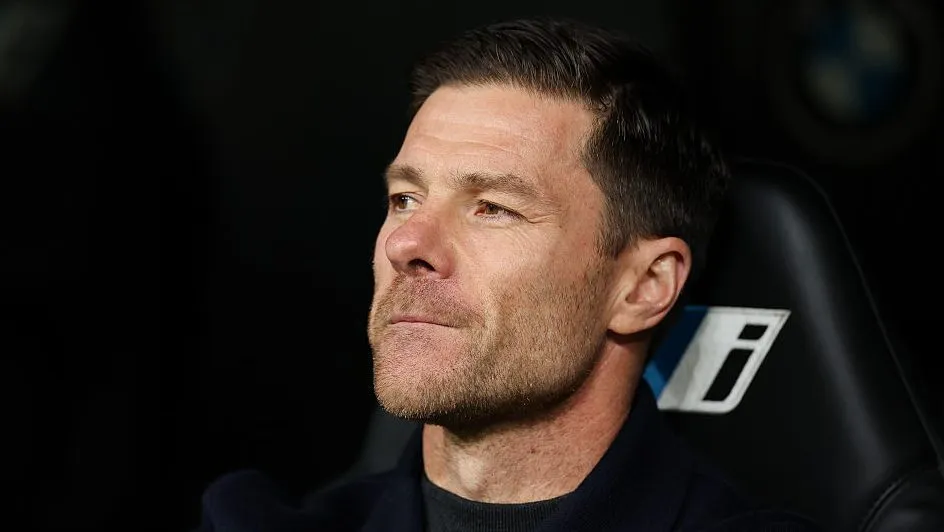 Xabi Alonso, sentado no banco de reservas