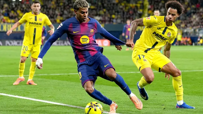 Yamal é desafiado por Tajon Buchanan em partida da LaLiga entre Villarreal e Barcelona. Foto: Alex Caparros/Getty Images