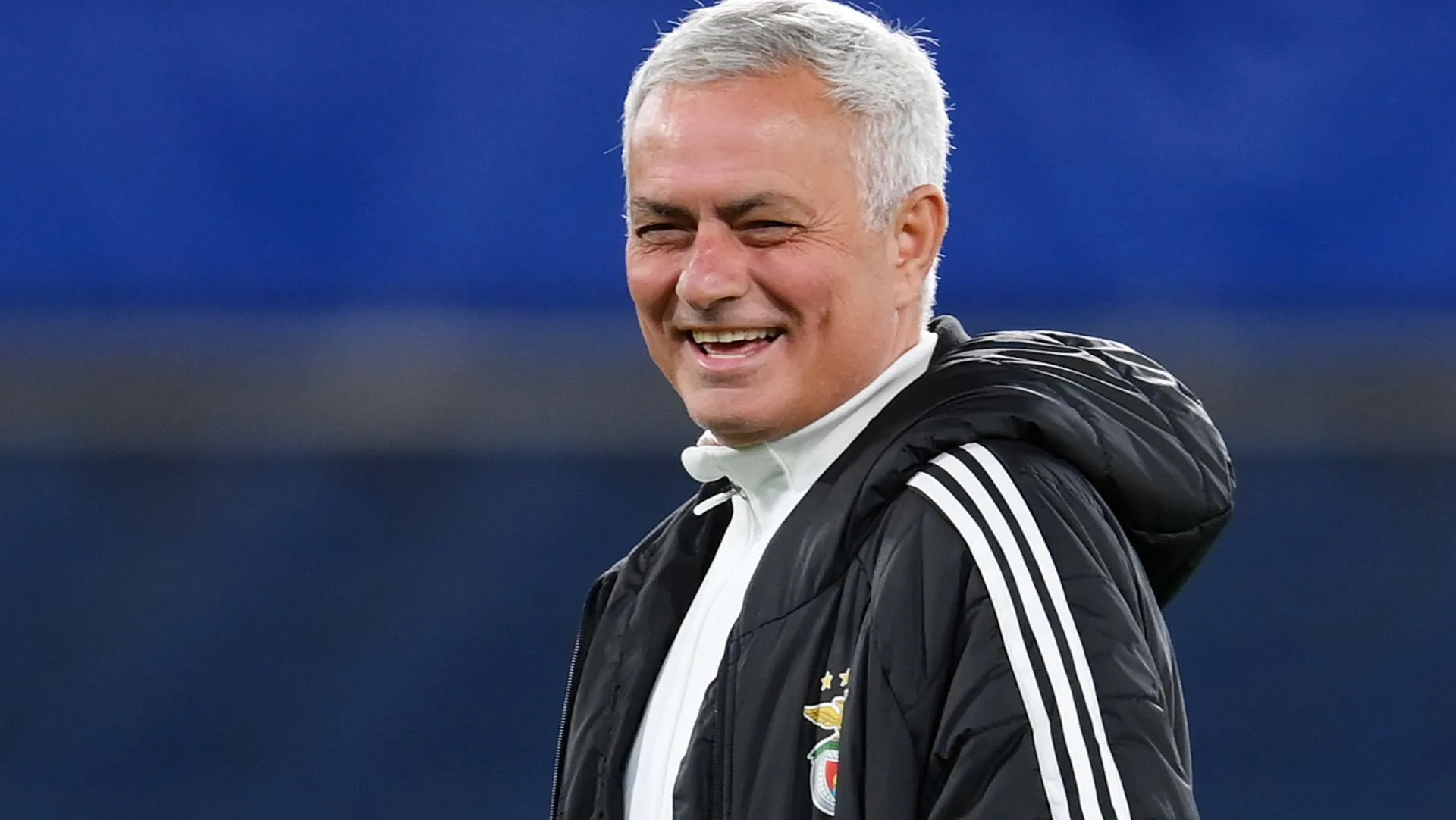 José Mourinho, treinador do Benfica, reage durante uma sessão de treino.