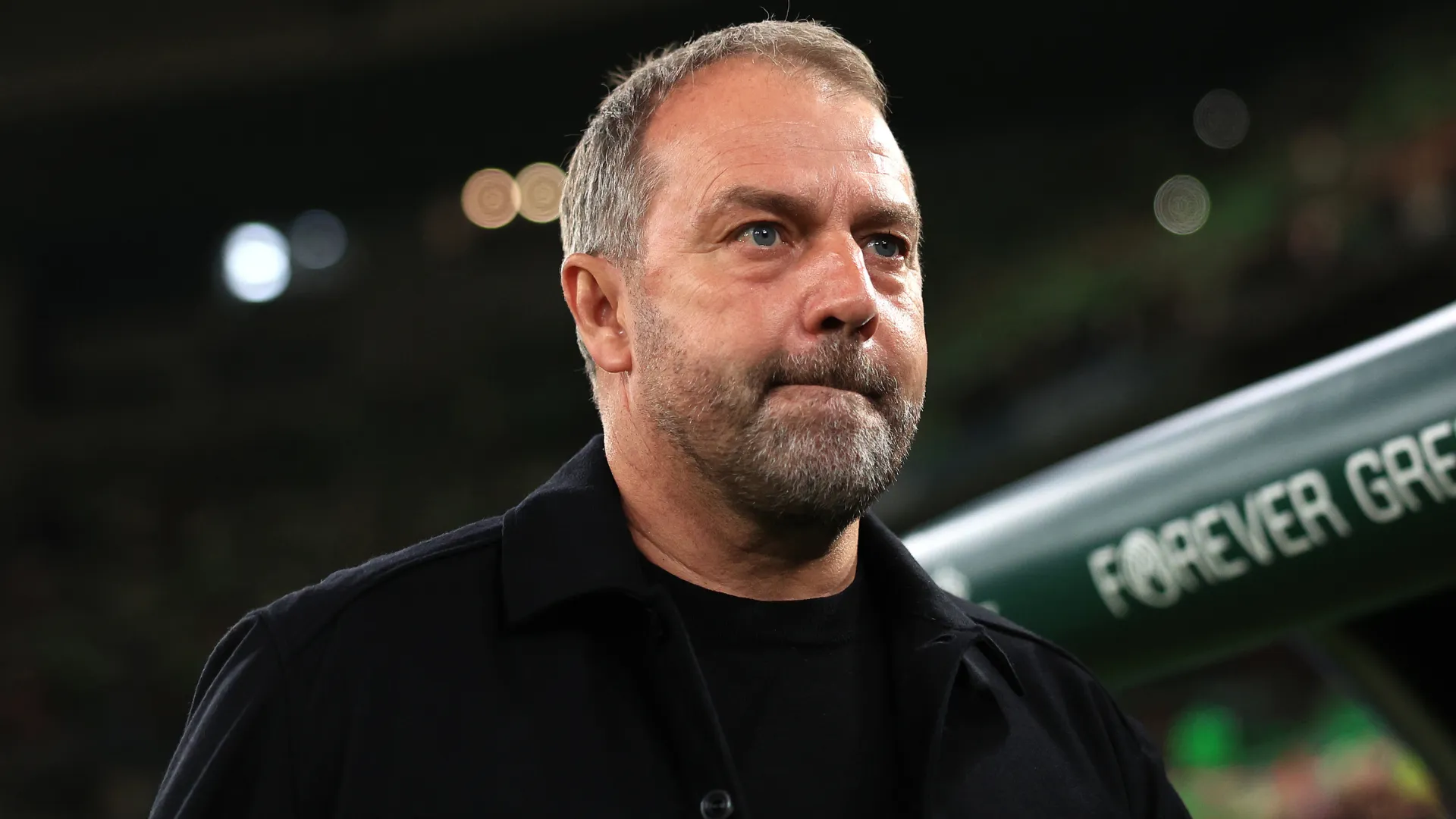 Hansi Flick olha para a frente durante jogo do Barcelona