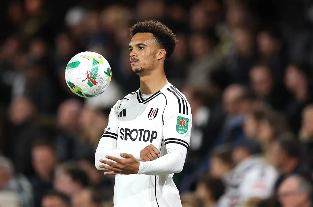 Antonee Robinson, do Fulham, em ação durante a partida da terceira rodada da Copa da Liga Inglesa (Carabao Cup) entre Fulham e Cambridge United, no Craven Cottage, em 23 de setembro de 2025, em Londres, Inglaterra. (Foto de Warren Little/Getty Images)