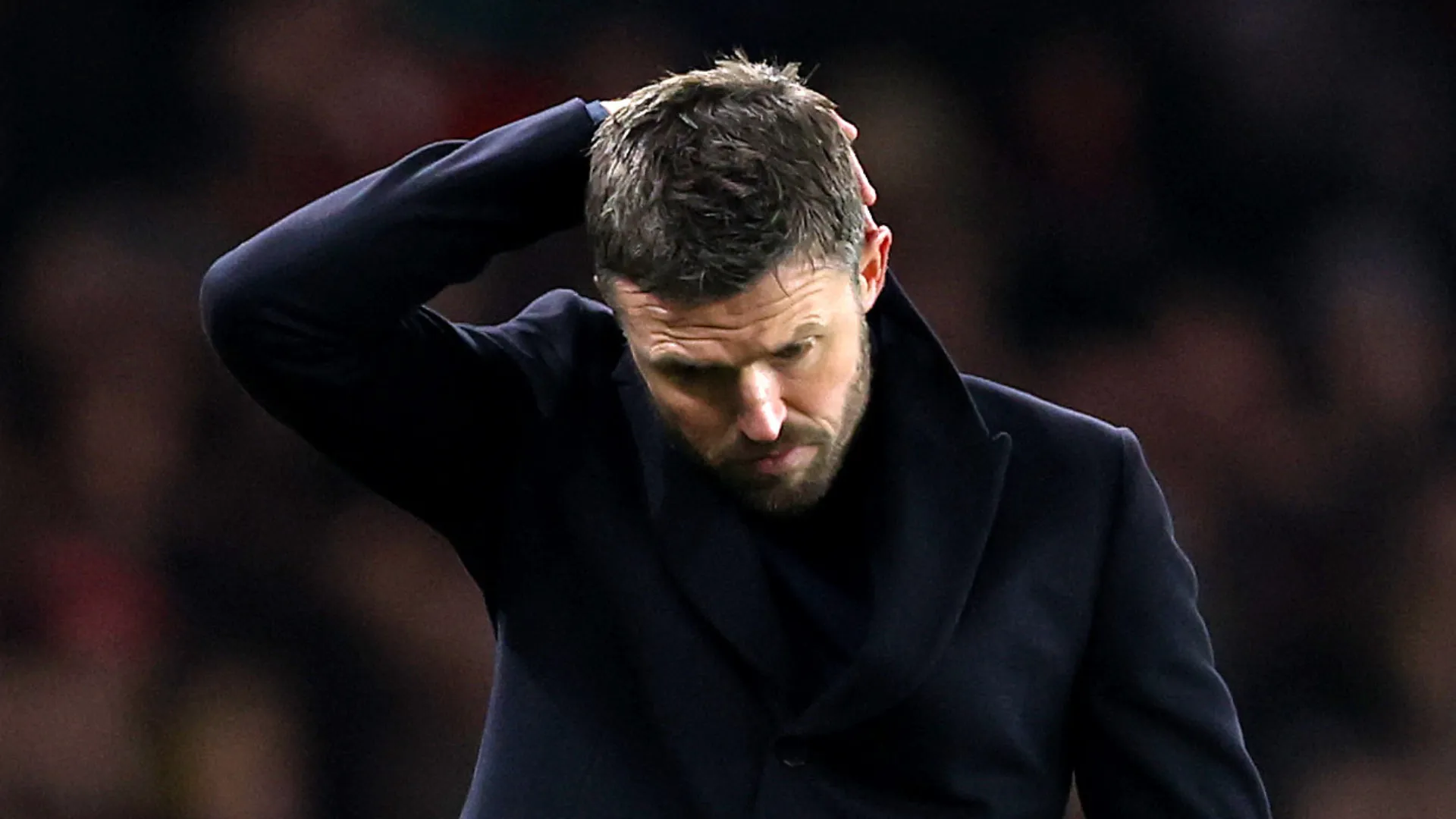 Michael Carrick com a mão na cabeça durante jogo do Manchester United