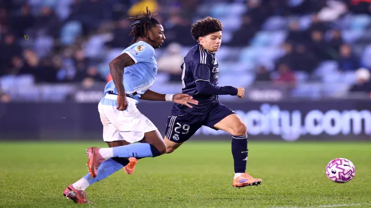 Enzo Alves em ação pelo Real Madrid Castilla contra o Manchester City - Ben Roberts Photo/Getty Images