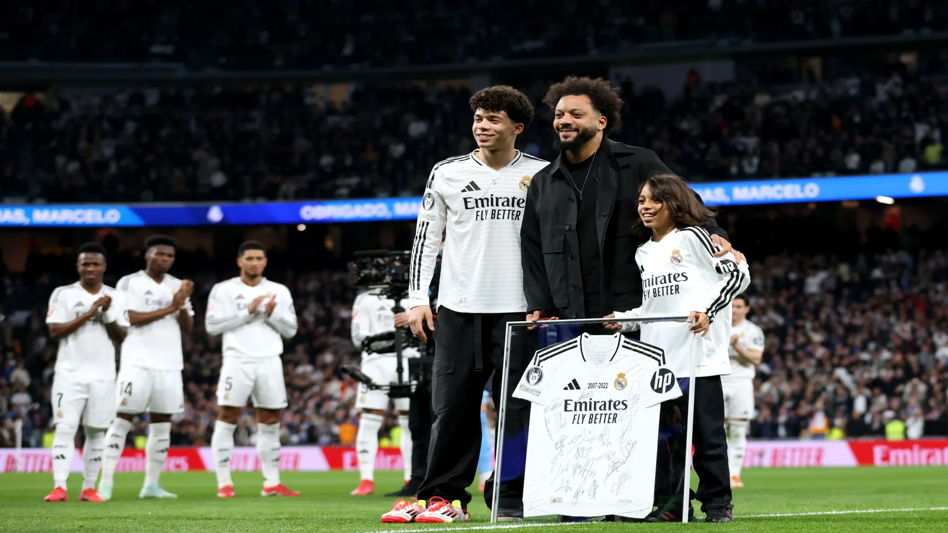 Marcelo e os filhos em homenagem do Real Madrid – Florencia Tan Jun/Getty Images