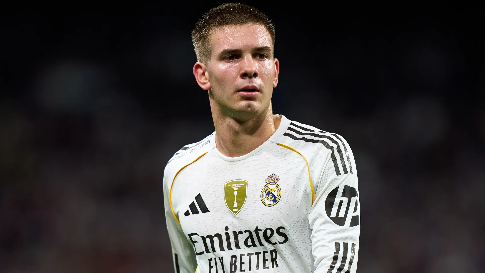 Mastantuono aparece olhando para o centro durante um jogo do Real Madrid