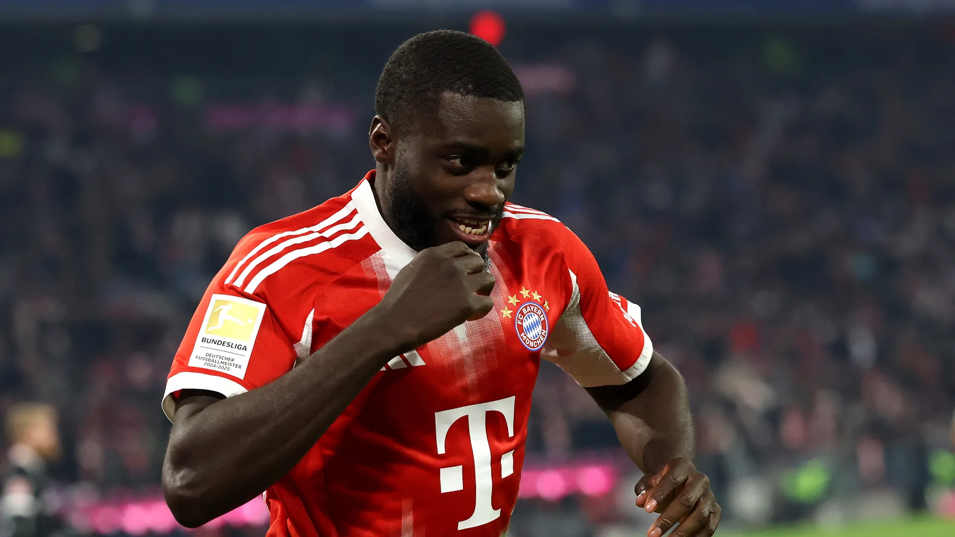 Dayot Upamecano comemora pelo Bayern de Munique