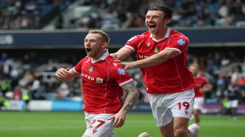 Lewis O'Brien e Kieffer Moore comemoram gol do Wrexham – Richard Pelham/Getty Images