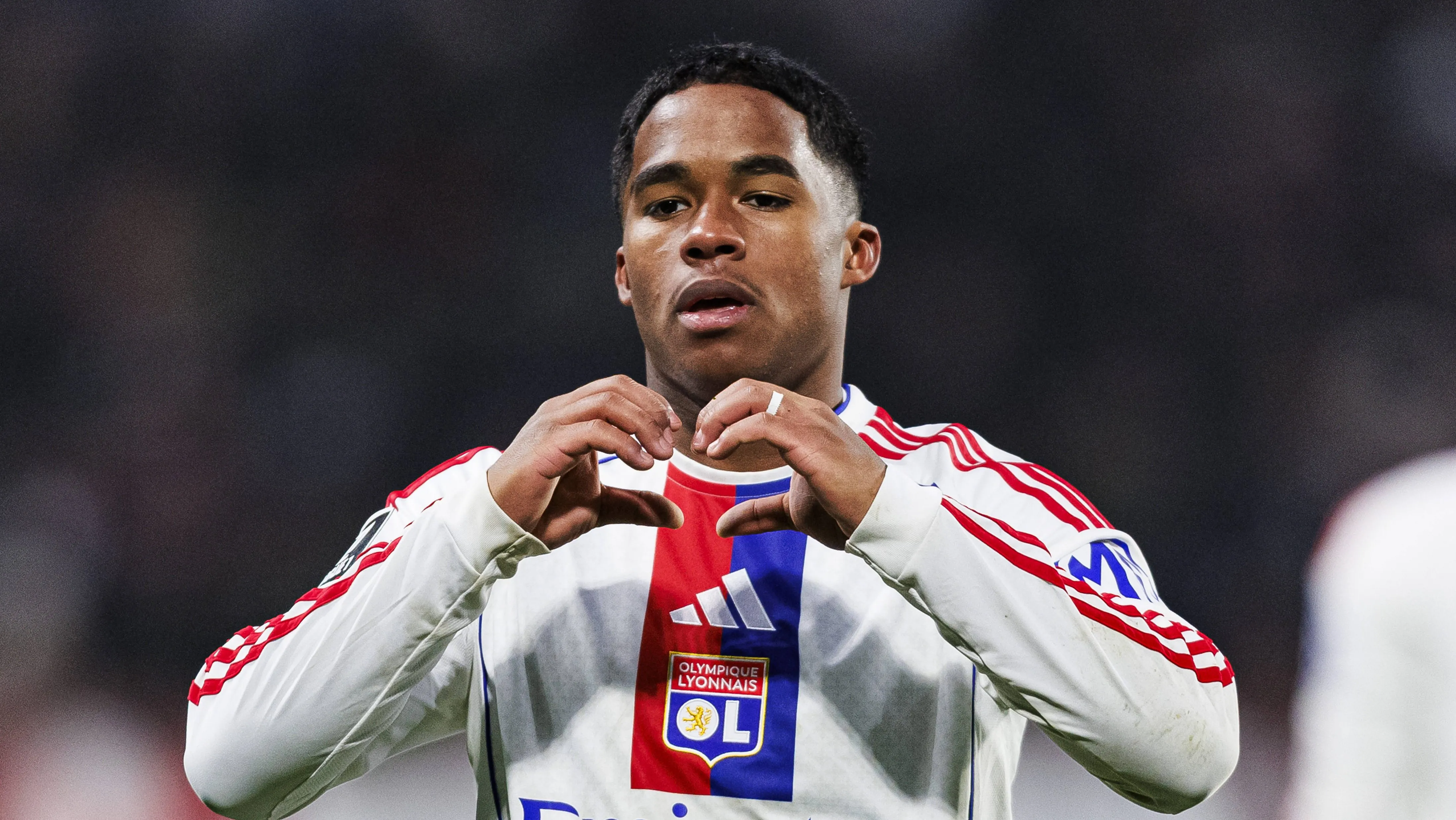 Endrick, em campo, fazendo coração com as mãos