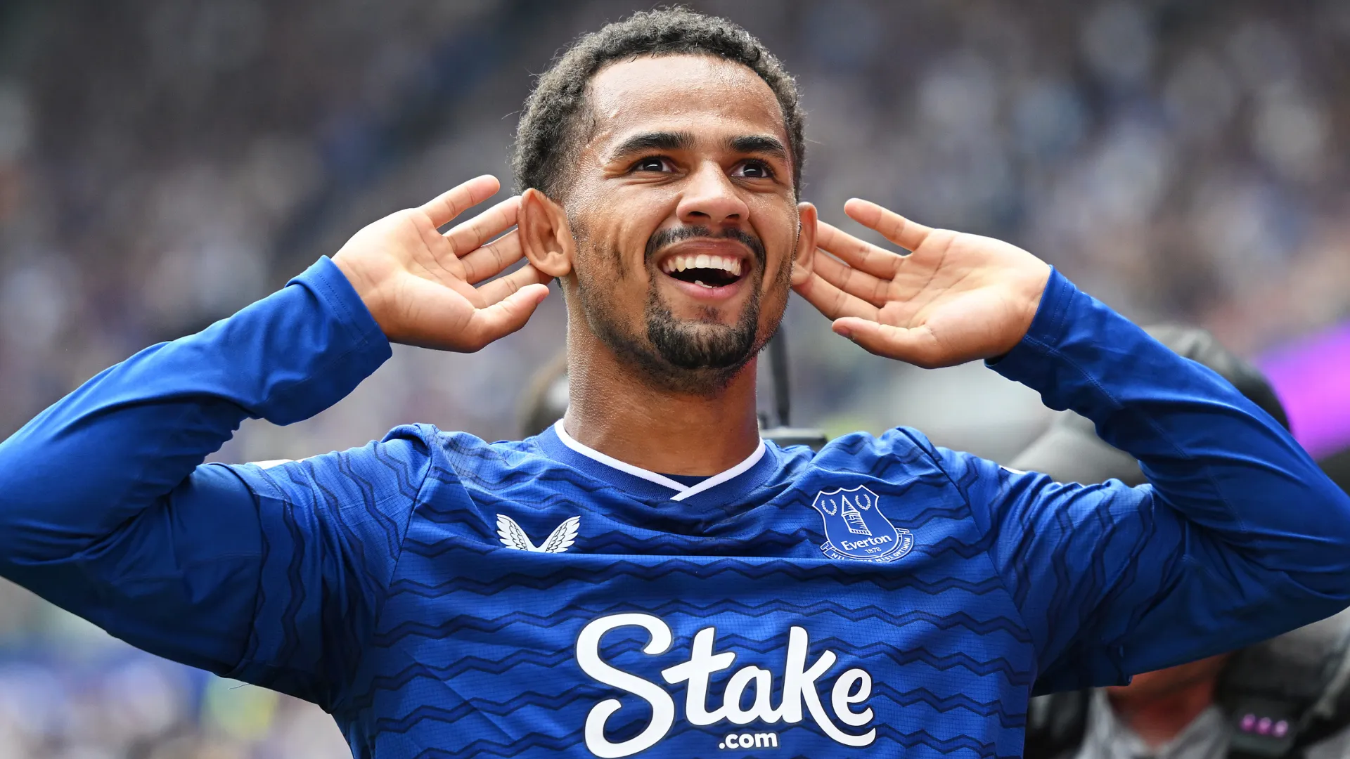 Ndiaye aparece comemorando um gol pelo Everton