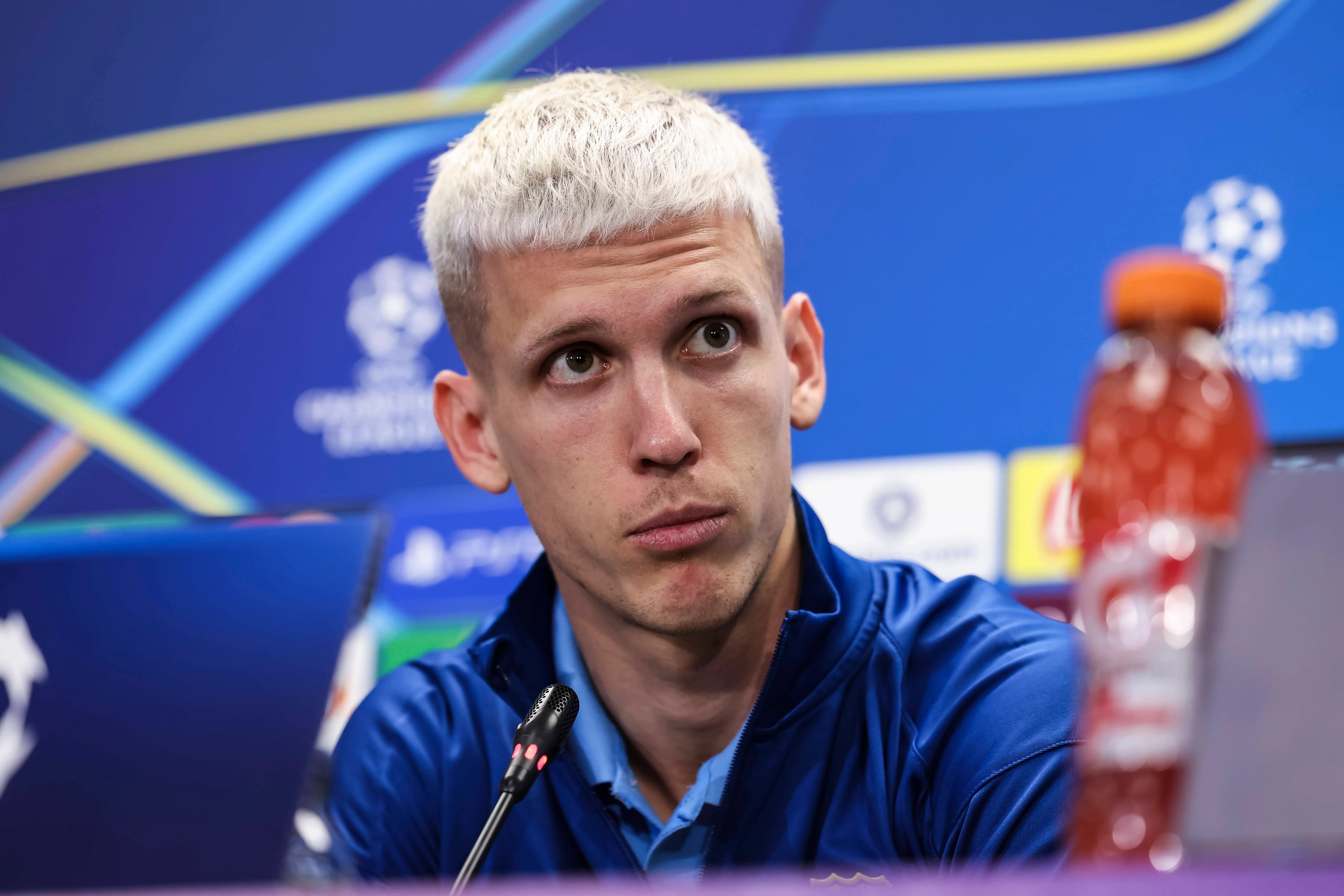 Dani Olmo, do Barcelona, sentado, na entrevista coletiva 