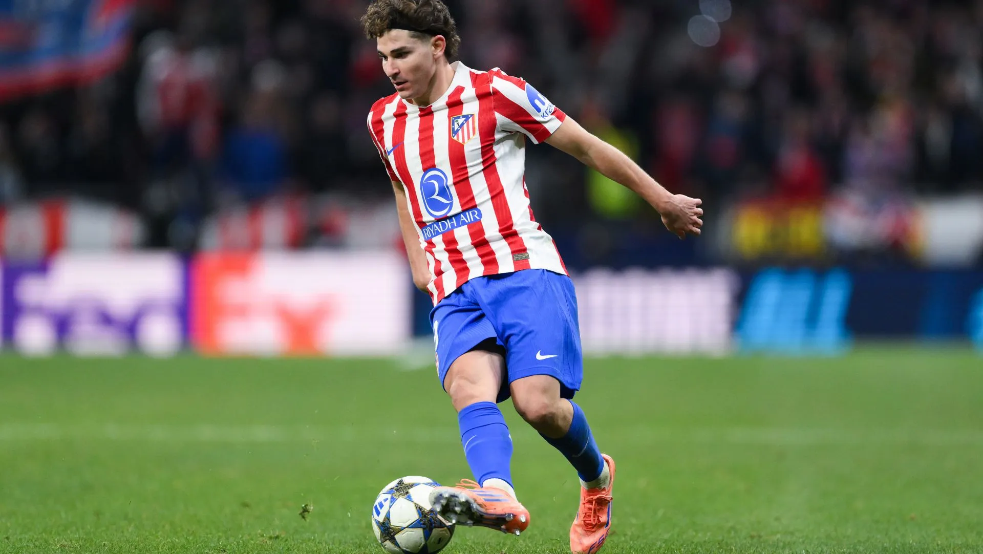 Julian Alvarez corre com a bola durante a partida da Liga dos Campeões. Foto: David Ramos/Getty Images