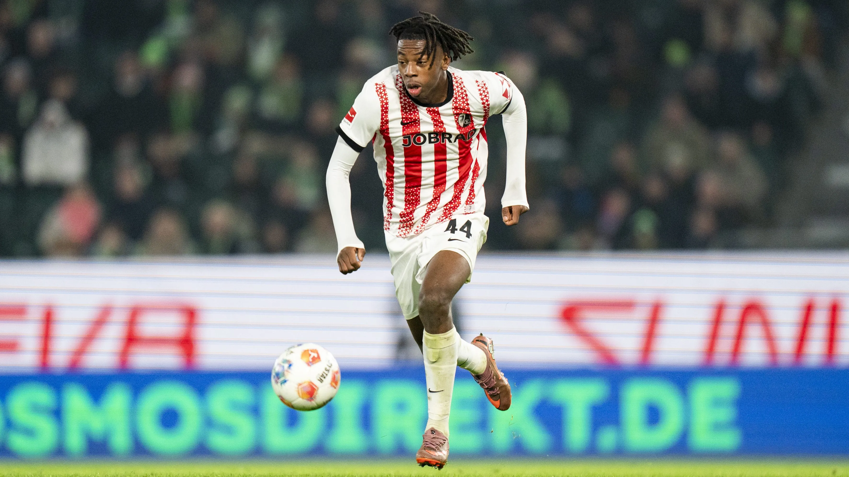 Johan Manzambi, alvo do Manchester United, em jogo do Freiburg. Foto: Fabio Deinert/Getty Images
