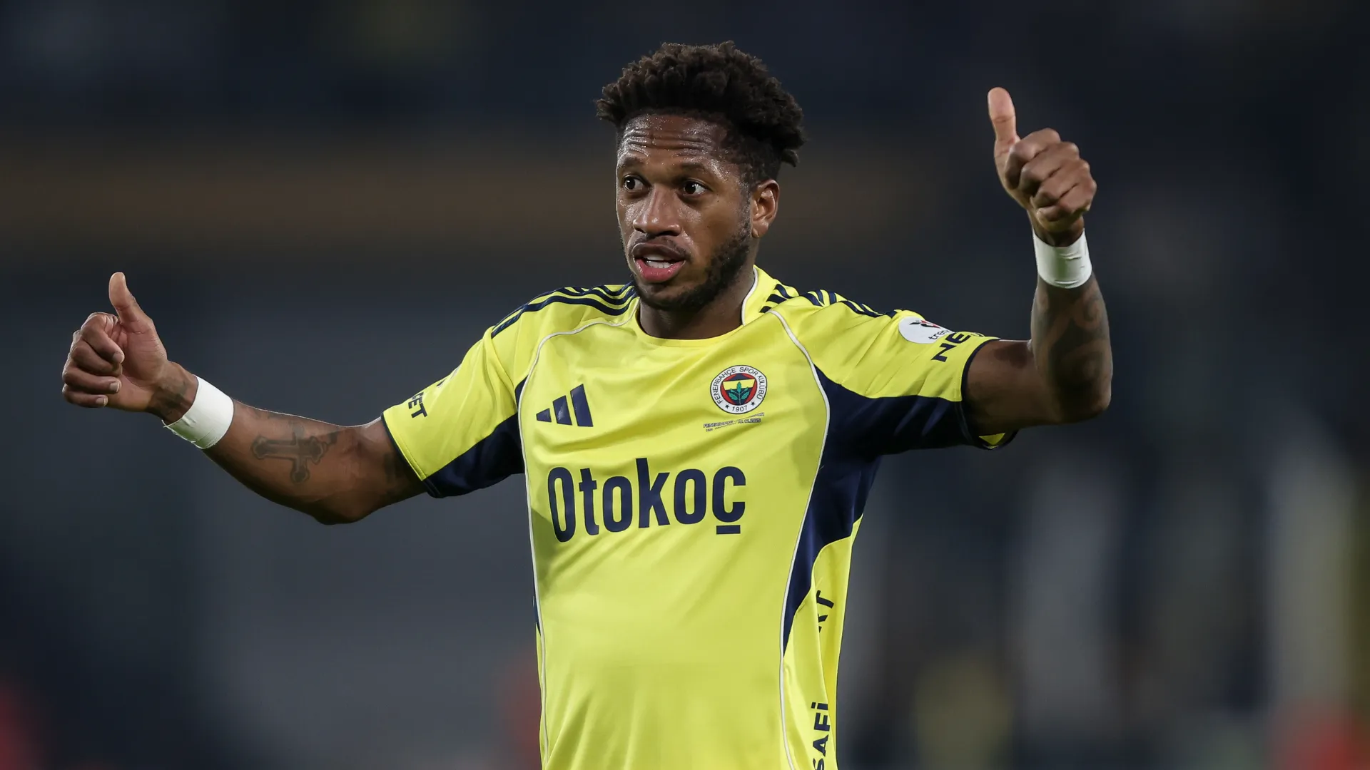 Fred durante partida com a camisa do Fenerbahçe