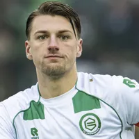 Benfica encerra negociação por Stije Resink