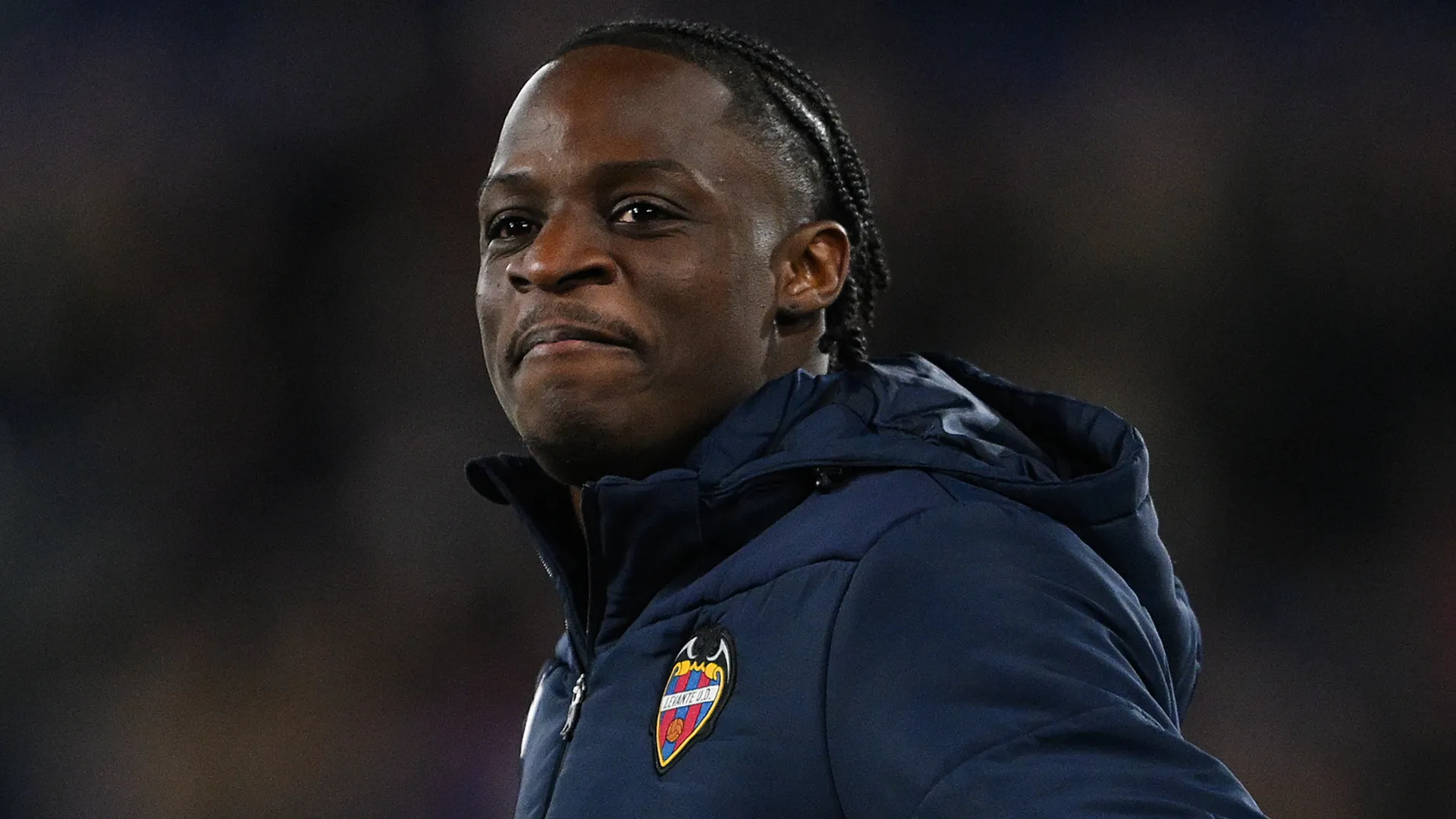 Etta Eyong antes de partida pelo Levante