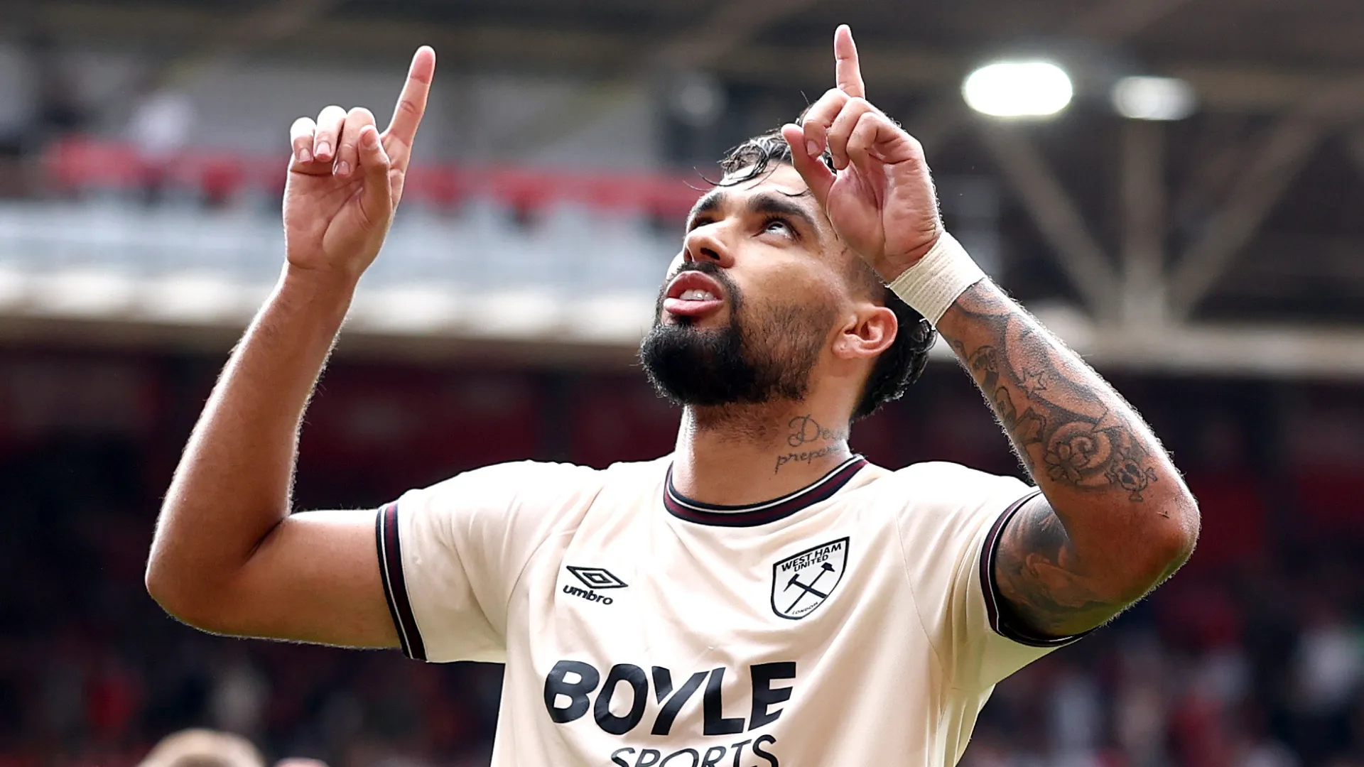 Lucas Paquetá comemora gol com a camisa do West Ham