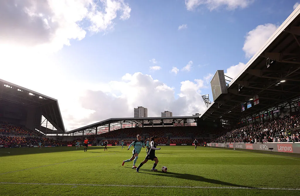 A torcida do Corinthians compareceu em peso no Gtech Community Stadium em Londres - Foto: Jasper Wax/Getty Images