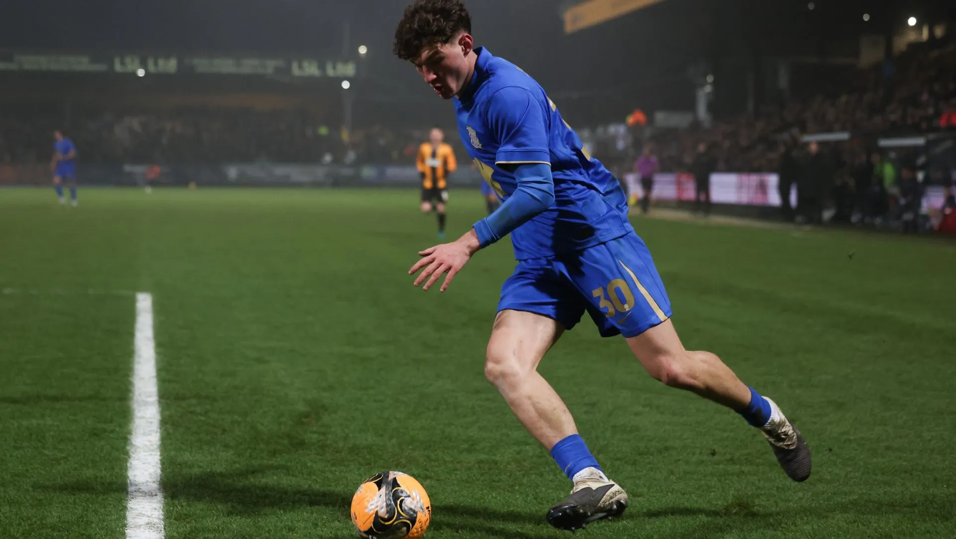 Lewis Koumas em ação durante partida da FA Cup. Foto: Sally Rawlins/Getty Images