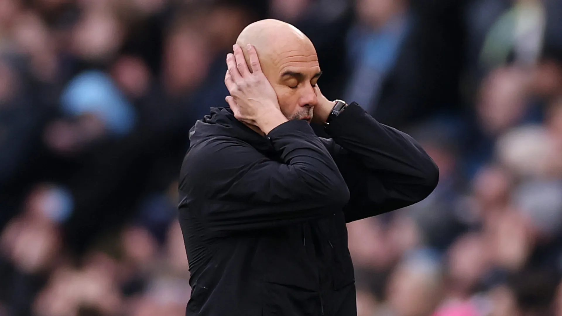 Pep Guardiola tampa os ouvidos durante jogo do Manchester City