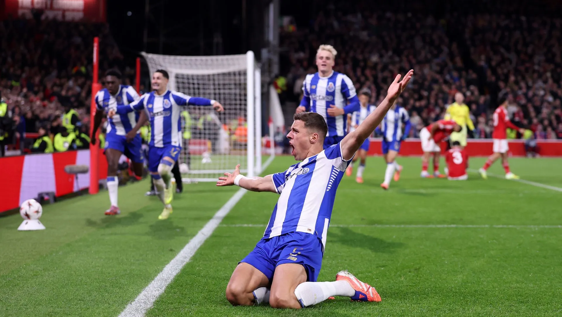 Jogadores do Porto comemoram gol durante partida da Liga Europa. Foto: Carl Recine/Getty Images