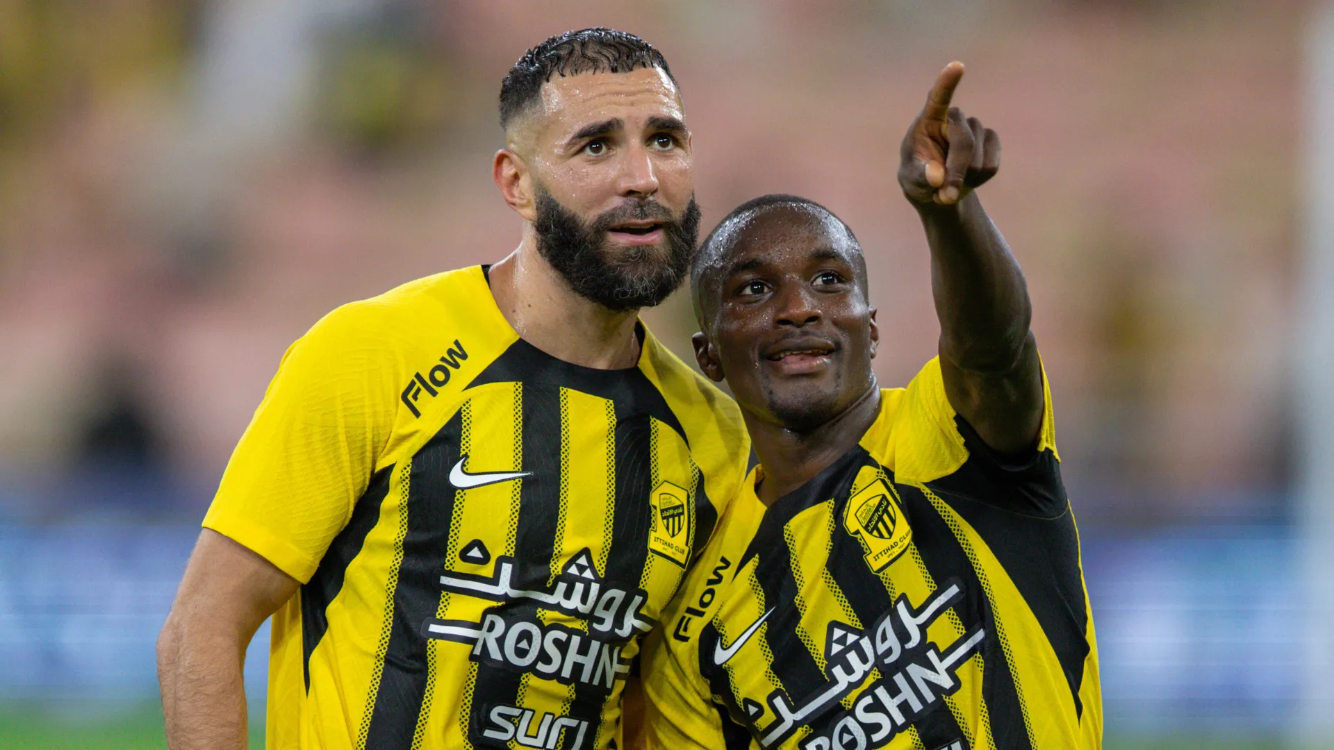 Benzema ao lado de Moussa Diaby em partida do Al-Ittihad