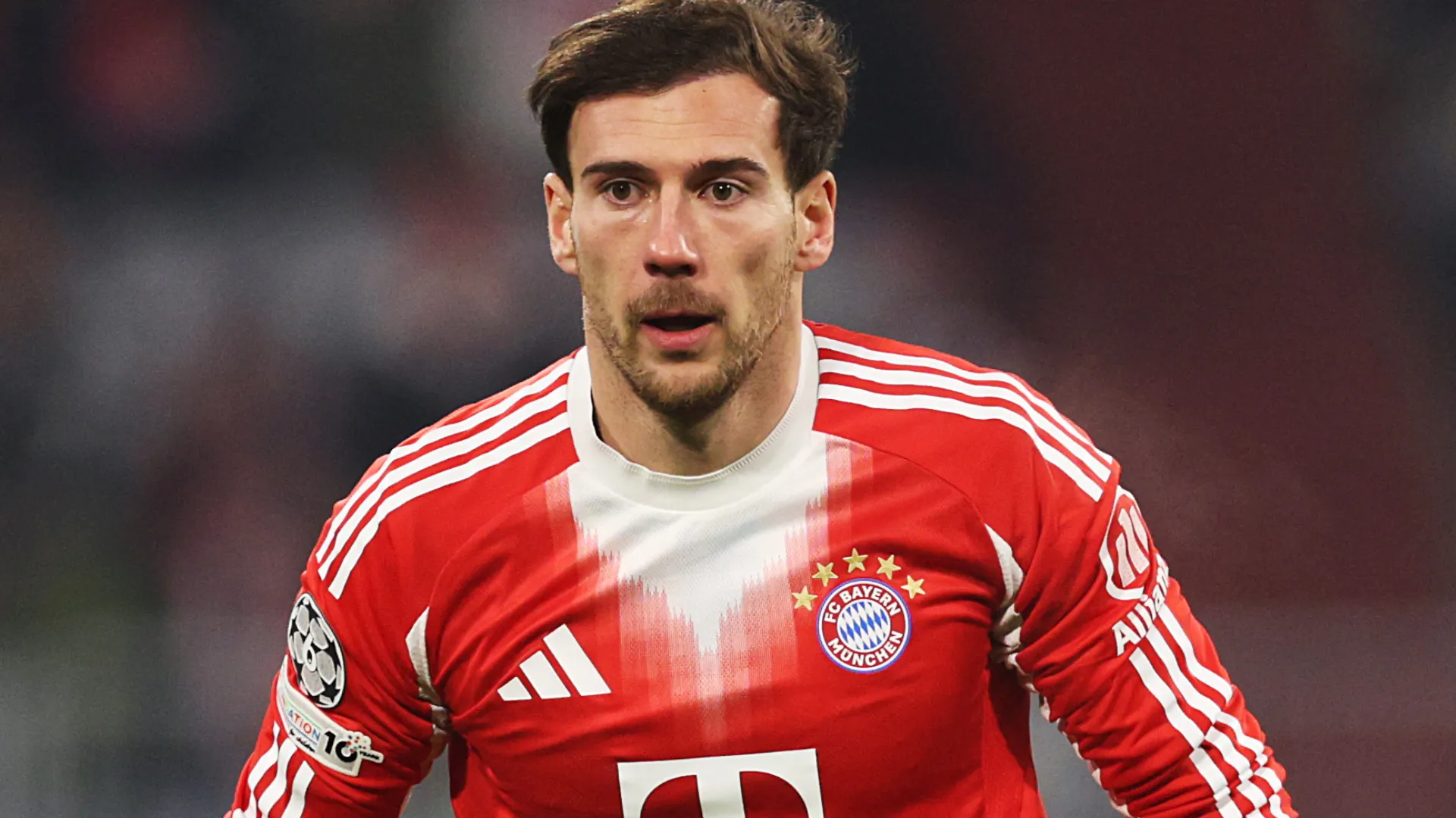 Goretzka aparece olhando para o centro durante um jogo pelo Bayern de Munique