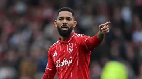 O meio-campista Douglas Luiz em jogo do Nottingham Forest (Shaun Botterill/Getty Images)