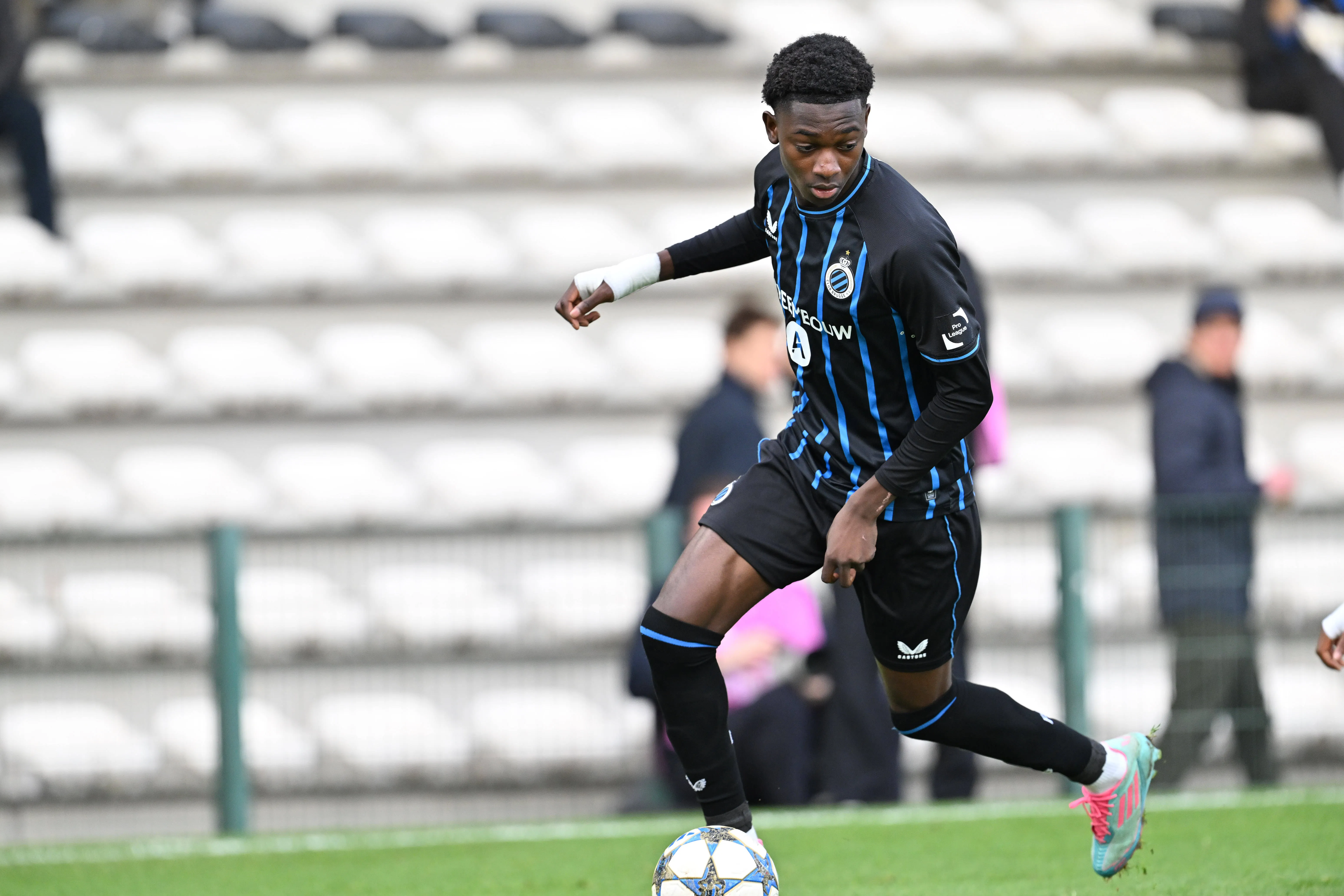Liga Jovem: Club Brugge x Arsenal. Jesse Bisiwu, do Club Brugge, alvo do Barcelona. IMAGO /&nbsp;Sportpix – (DavidCatry)