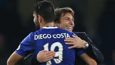 Diego Costa e Antonio Conte se cumprimentam em jogo do Chelsea (Steve Bardens/Getty Images)