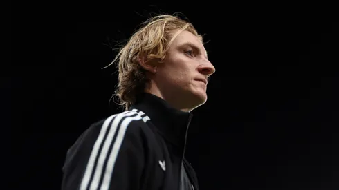 Em coletiva, Anthony Gordon detalha diferenças entre futebol europeu e britânico. (Foto de George Wood/Getty Images)