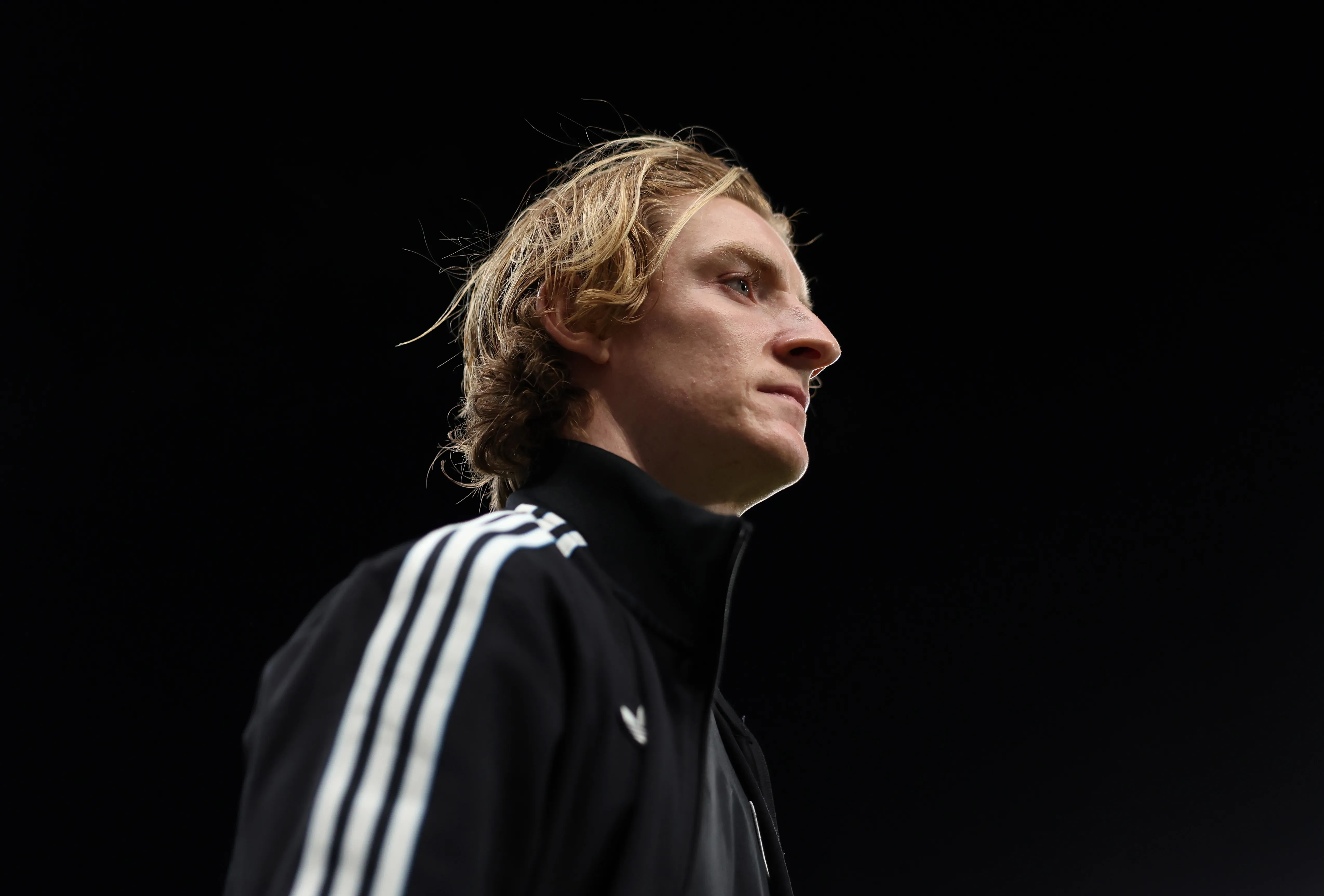 Anthony Gordon, do Newcastle United, chega ao estádio antes da partida da Premier League entre Newcastle United e Leeds United, em St. James' Park, em 7 de janeiro de 2026, em Newcastle upon Tyne, Inglaterra. Jogador é alvo do Liverpool. (Foto de George Wood/Getty Images)