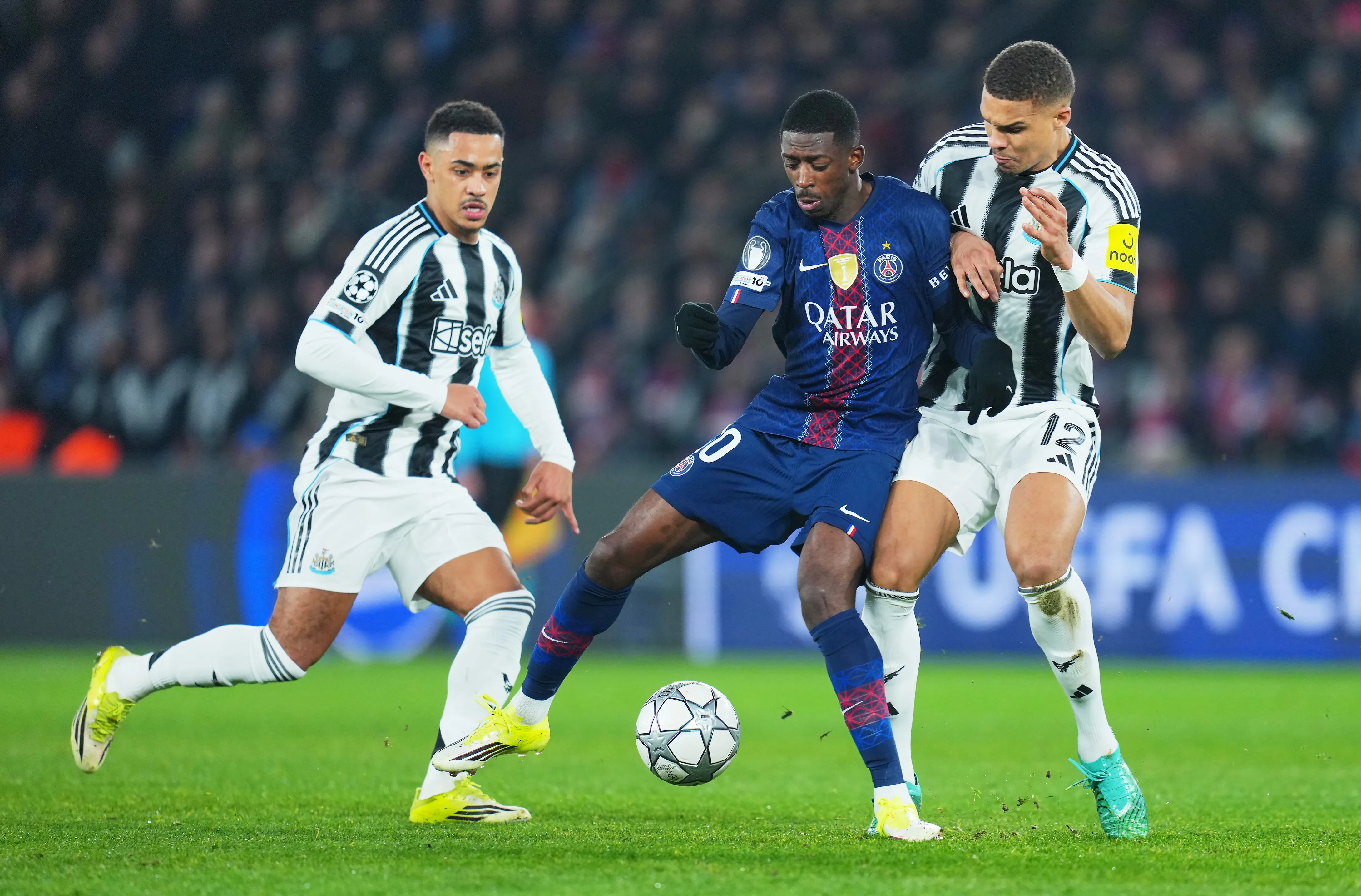 Dembélé disputa bola com rival do Newcastle. (Photo by Franco Arland/Getty Images)