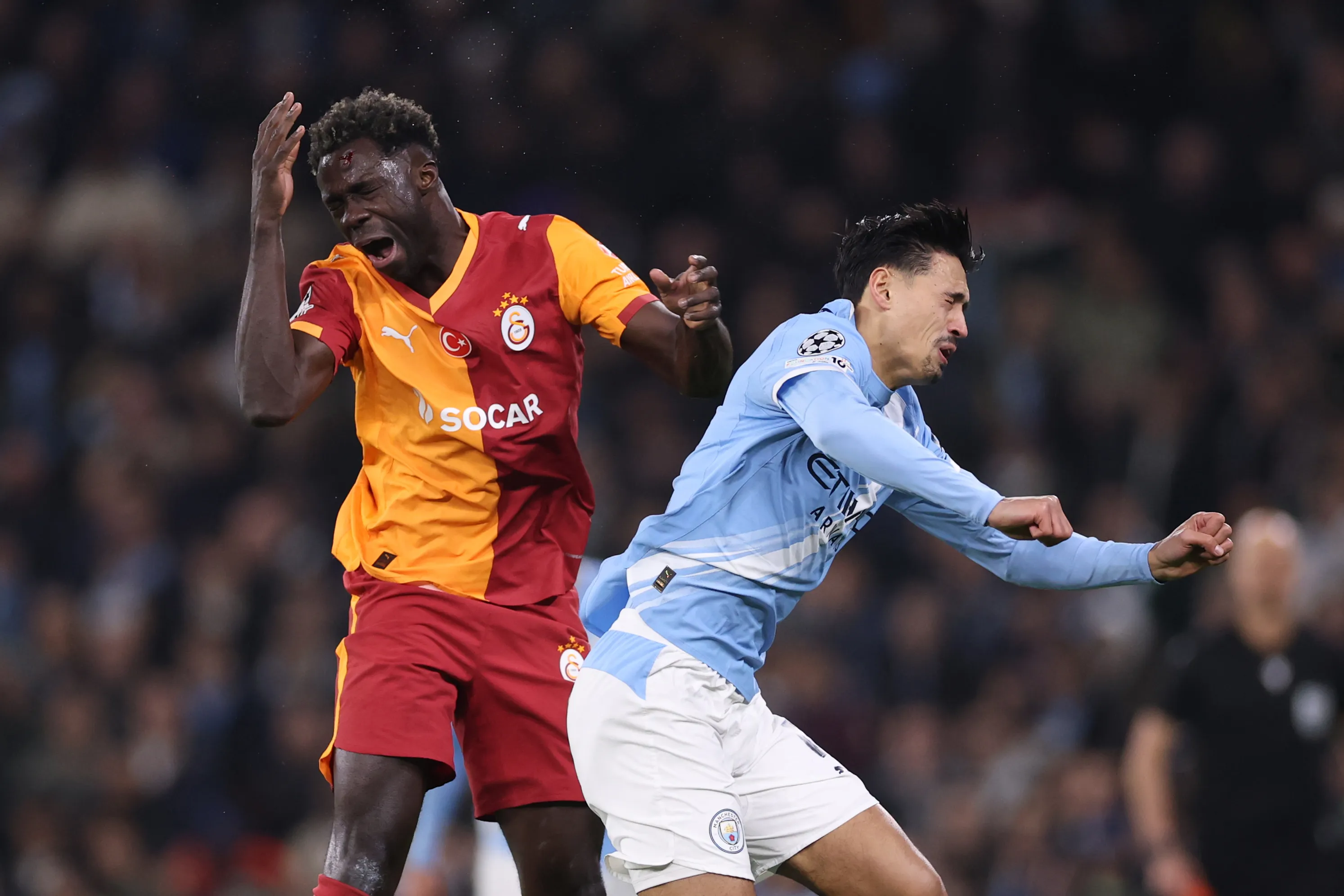 Sánchez e Reijnders disputam bola. (Photo by Stu Forster/Getty Images)