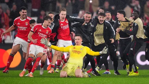 Goleiro do Benfica anota golaço contra o Real Madrid. Jose Manuel Alvarez Rey/Getty Images.