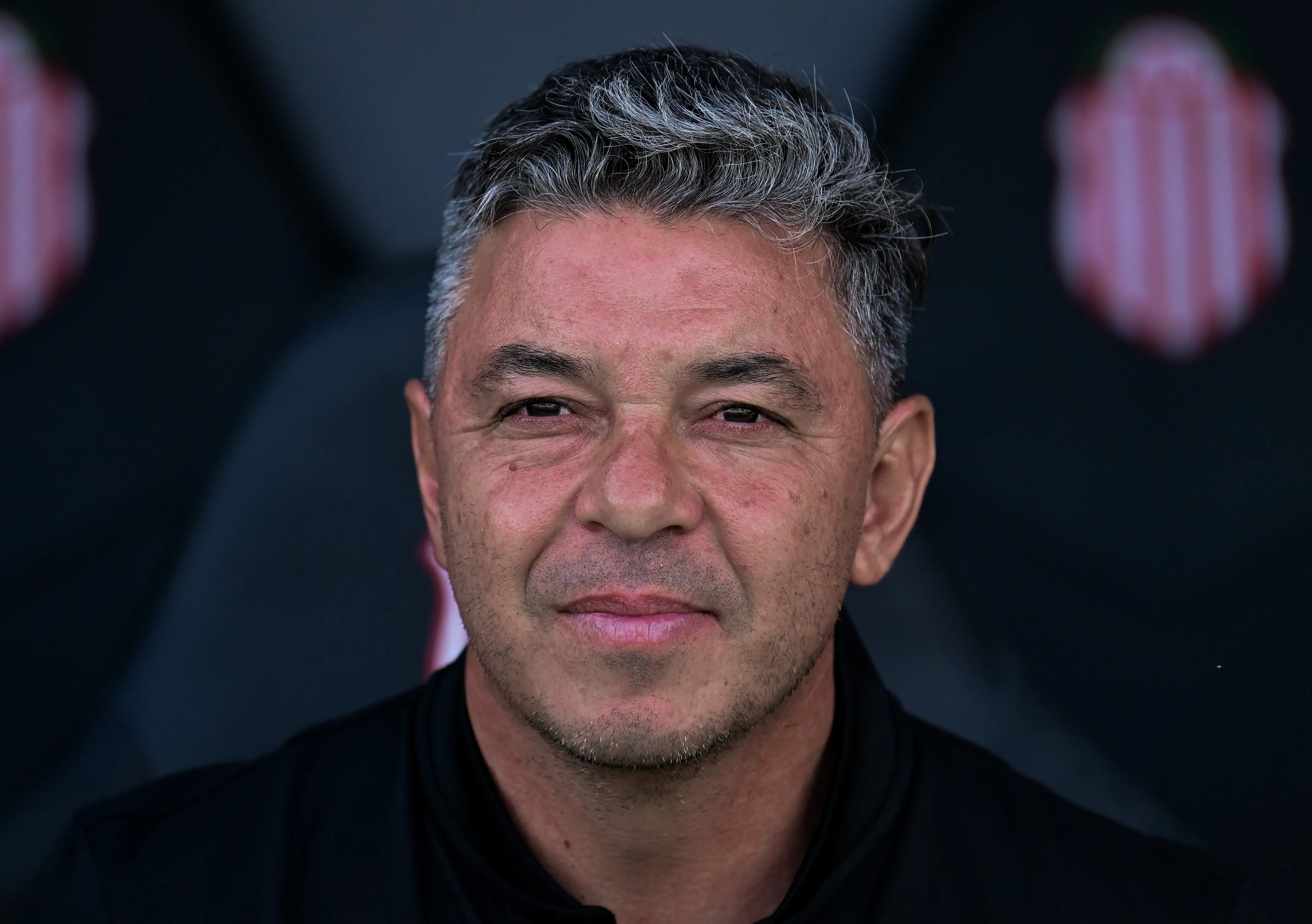 O técnico do River Plate, Marcelo Gallardo, observa o campo antes da partida do Torneio Apertura Mercado Libre 2026 entre Barracas Central e River Plate, no estádio Claudio “Chiqui” Tapia, em 24 de janeiro de 2026, em Buenos Aires, Argentina. (Foto: Marcelo Endelli/Getty Images)