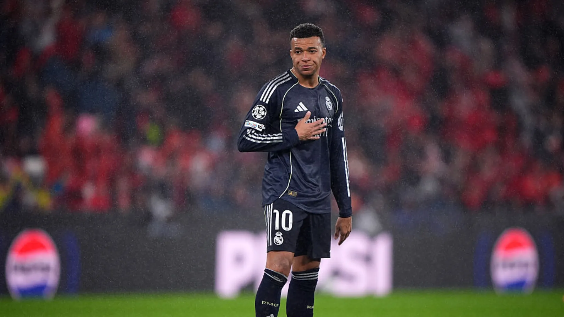 Mbappé aparece com mão no peito durante jogo do Real Madrid